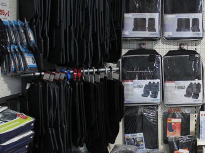Abbildung einiger Fußmatten und Schonbezüge im Laden von Möller Autoteile